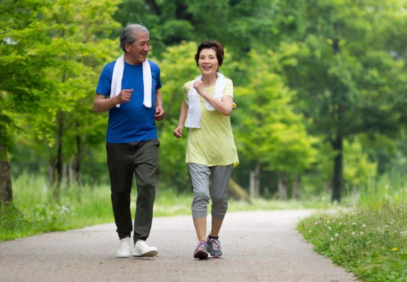 beneficios de caminar en adultos mayores
