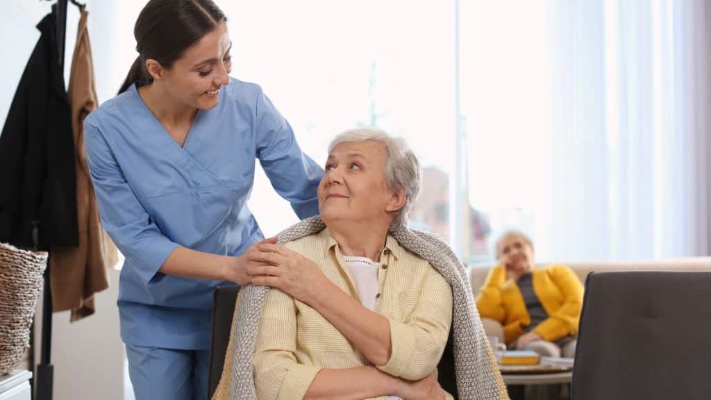Cómo elegir a las personas que cuidan a adultos mayores