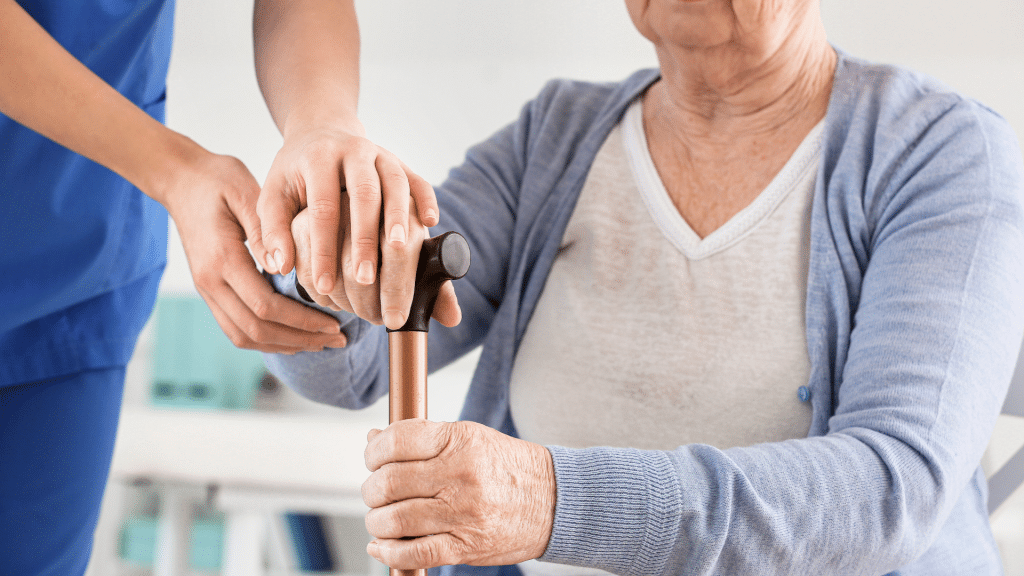 Dependencia en adultos mayores: causas, grados y soluciones para su cuidado