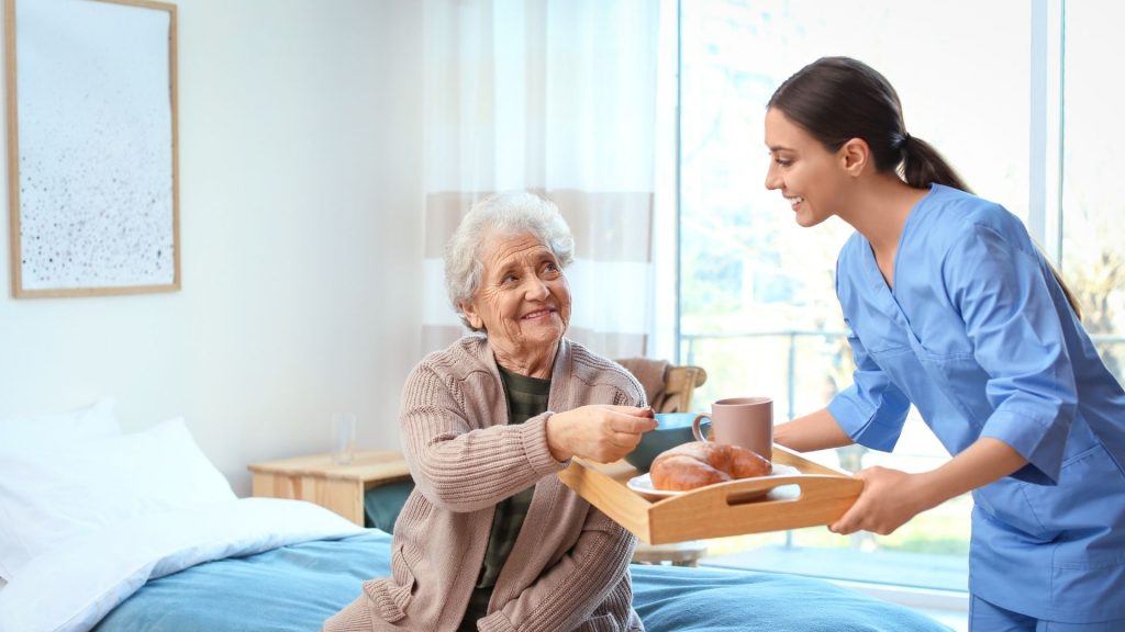 Cuidar ancianos en casa: Guía para una atención digna y segura