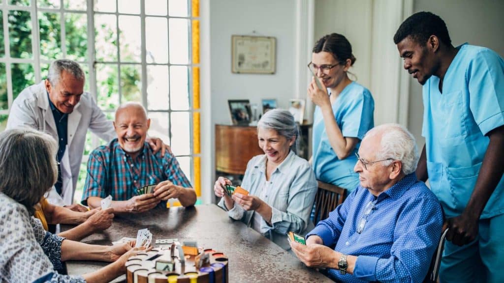 Cómo elegir la casa de reposo para un adulto mayor