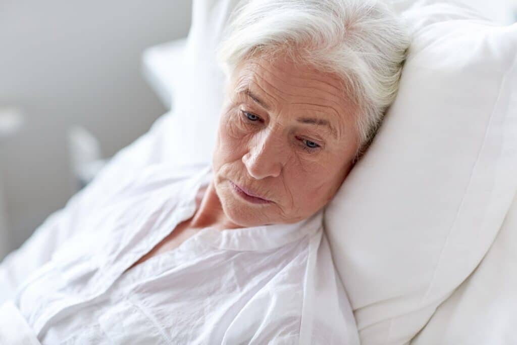 Cómo mudar a un adulto mayor postrado