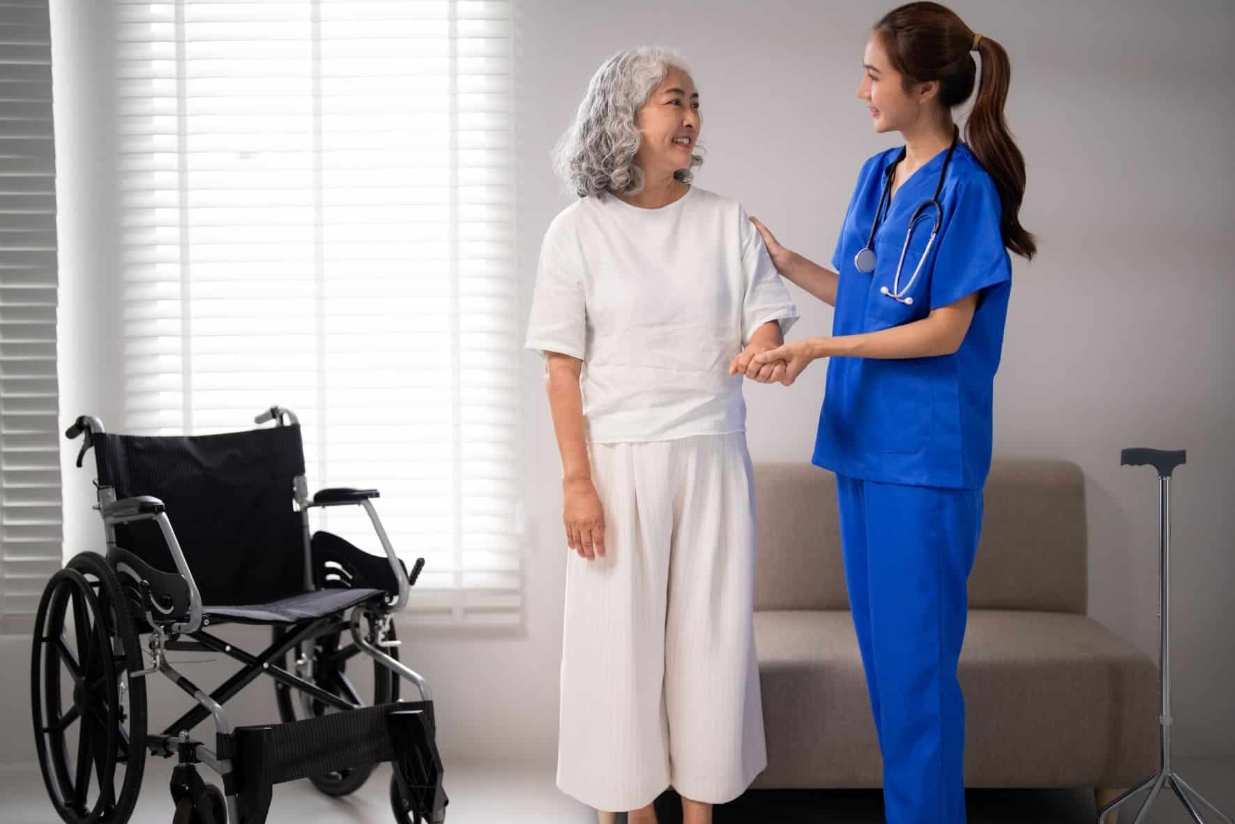 Señales de que un adulto mayor necesita un cuidador